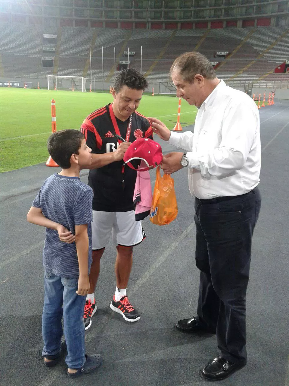UNA ATRACCIÓN. Marcelo Gallardo, que firmó autógrafos en Perú, sabe que el partido de hoy es clave para el “millonario”. FOTO DE Club Atlético River Plate Oficial
