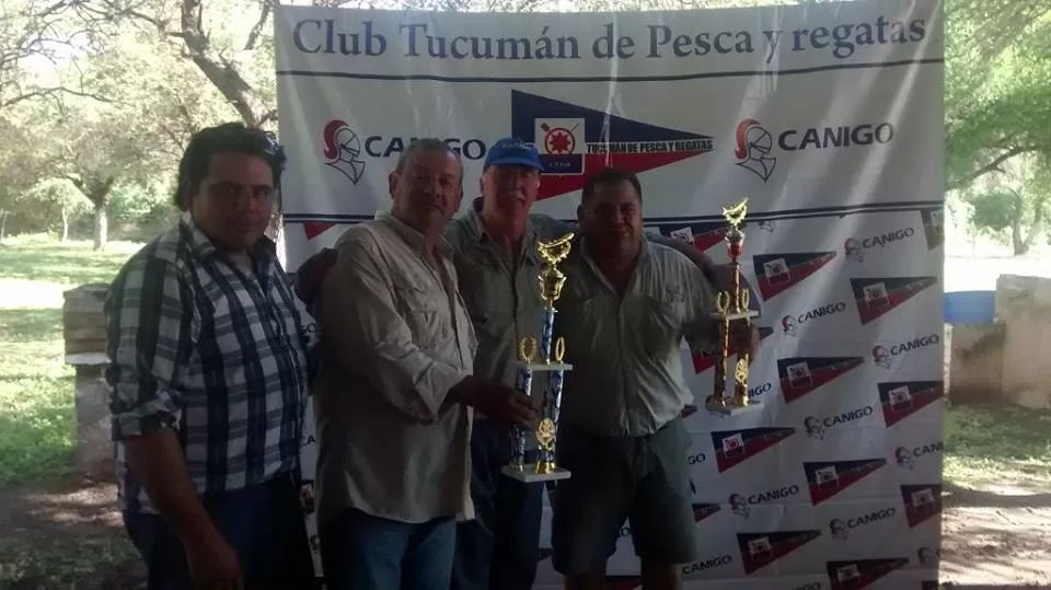 LOS GANADORES. Miguel Saguir y Mario Toledo muestran los trofeos. FOTO DEL CLUB PESCA Y REGATAS