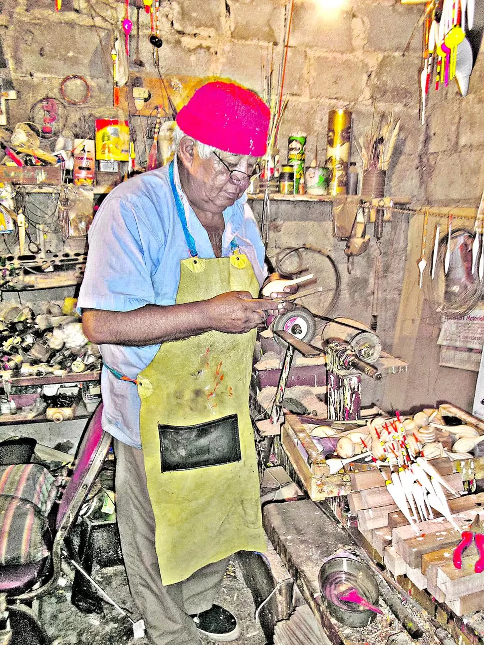 EN PLENA TAREA. En San Salvador, el “Negro Anta” produce los equipos de pesca para vender. 