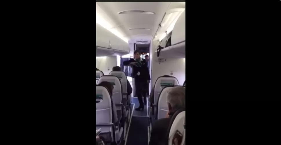 Imperdible video de una azafata que intentó calmar a los pasajeros en vuelo