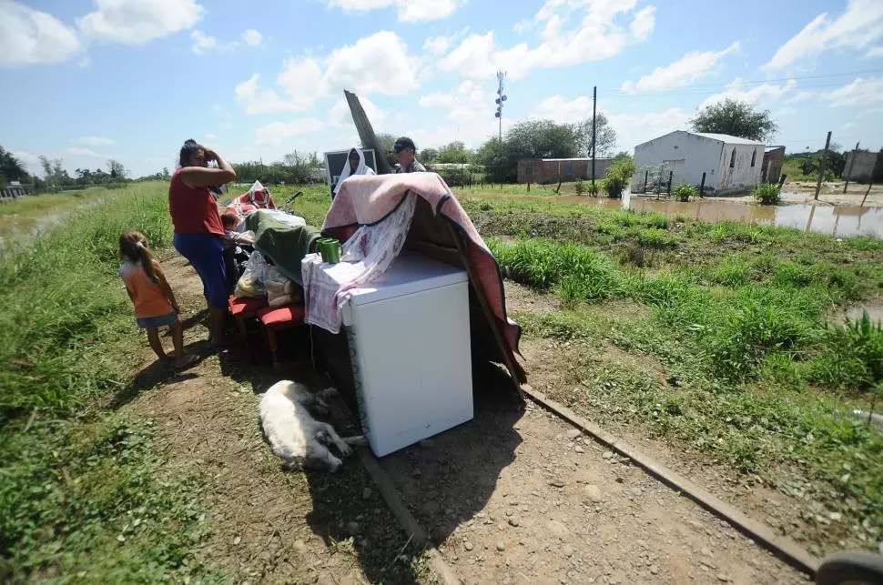 BAJO EL SOL. Un freezer, algunas sillas y una mesa fue lo único que pudo salvar esta familia de Monteagudo, en el departamento Simoca. la gaceta / foto de osvaldo ripoll