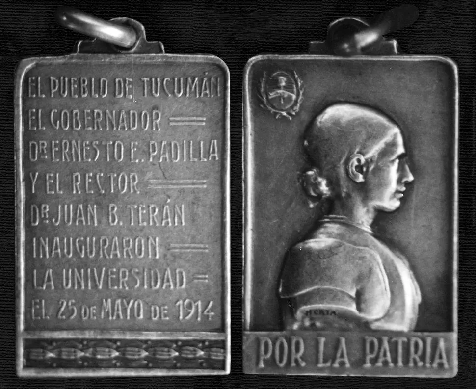EL EMBLEMA. Anverso y reverso de la pieza de plata acuñada con motivo de la inauguración de Universidad de Tucumán, en 1914 la gaceta / archivo