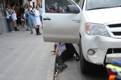 Un legislador chocó en el centro y protagonizó un escándalo