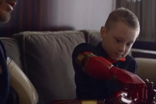 Robert Downey Jr. entregó un brazo biónico de Iron Man a un niño manco