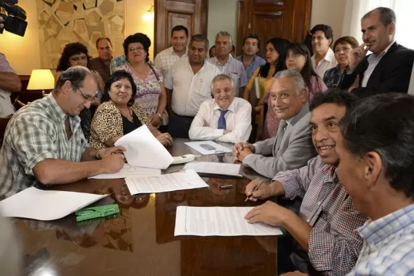 Estatales aceptaron un 30% de aumento y dos adicionales