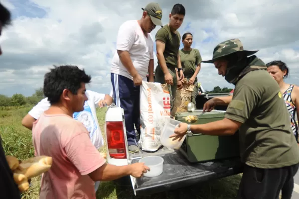 El Ejército se sumó a los equipos de ayuda y rescate de inundados