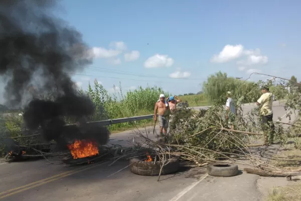 En García Fernández, damnificados por las inundaciones cortan la ruta 157