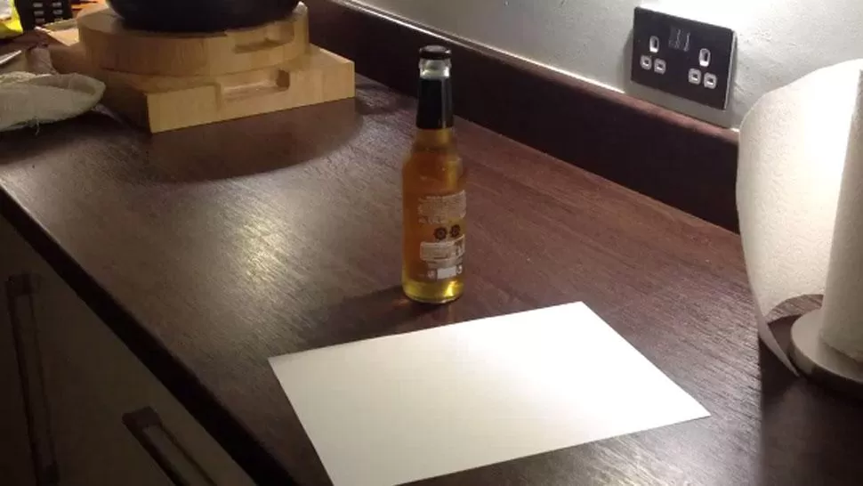 Así se abre una botella de cerveza con un pedazo de papel
