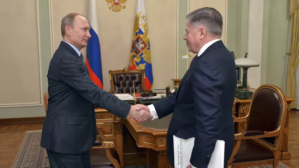 CONTROVERSIA. El gobierno ruso difundió una imagen de Putin con el presidente del tribunal supremo, los medios dicen que es una foto de archivo. REUTERS