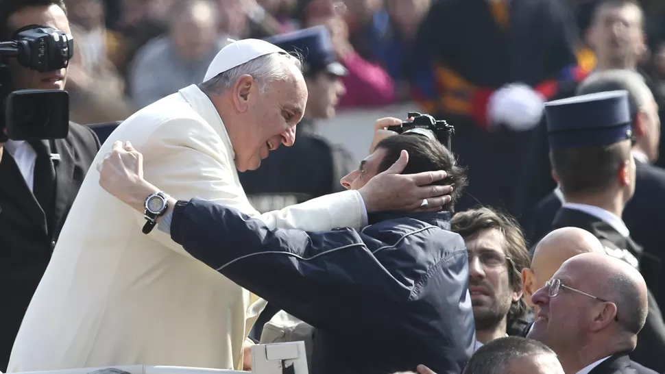 CERCA. El Papa saluda a los fieles en la Plaza San Pedro. REUTERS