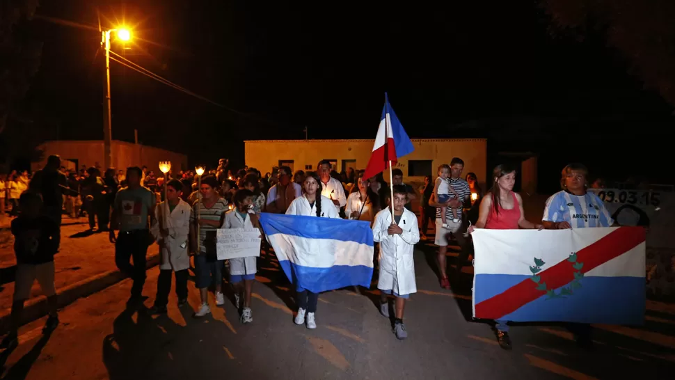 VIGILIA. Niños de escuelas de La Rioja marchan con banderas de Argentina y de Francia, durante un homenaje a las víctimas del accidente. REUTERS