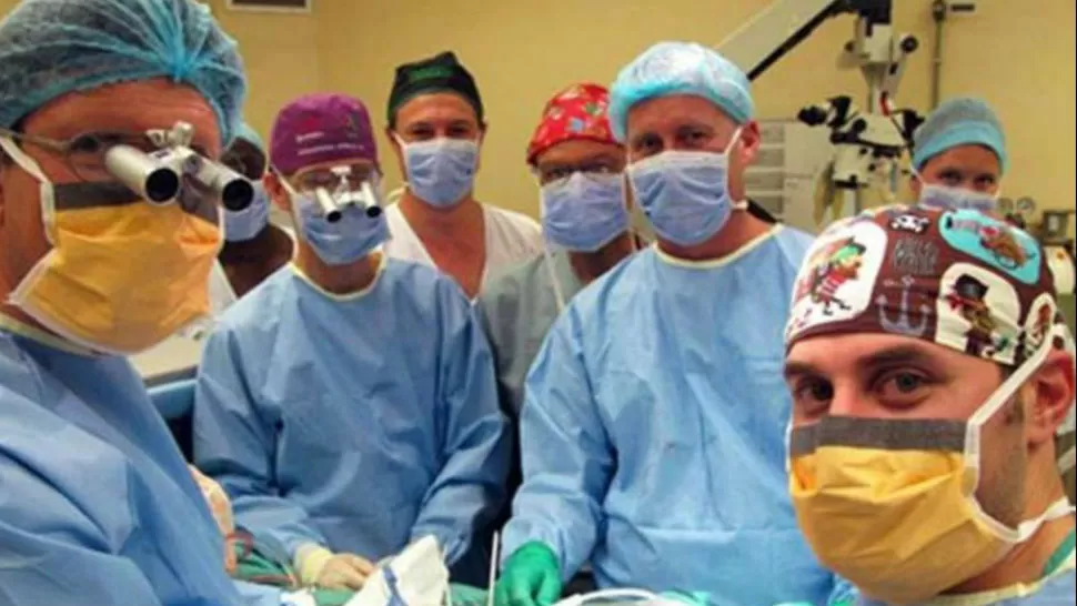 GRAN TRABAJO. Cirujanos de la Universidad Stellenbosch después de la operación.