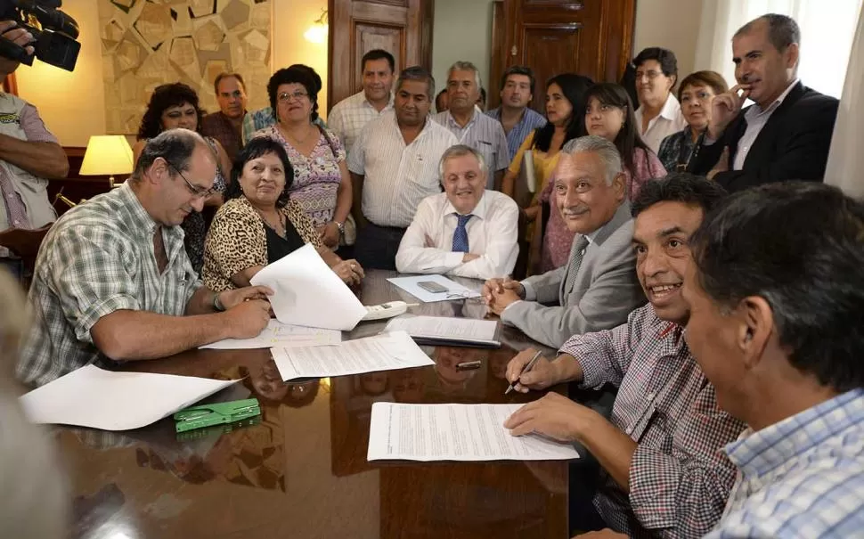 PAZ SOCIAL. Caponio firma una copia del acta; los ministros Gassenbauer y Jiménez, y los dirigentes Rodríguez (ATE) y Espeche (UPCN) sonríen. PRENSA Y DIFUSIÓN