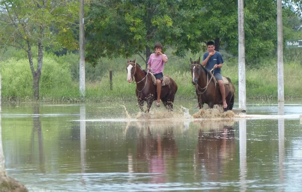 DESOLACIÓN. Un joven recorre a caballo las zonas inundadas.  