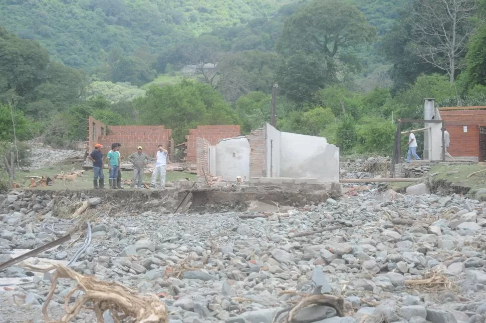 DESTRUCCIÓN. El río arrasó con varias casas en la zona conocida como La Cañada, en Raco; quienes las habitaban perdieron casi todo. la gaceta / foto de antonio ferroni 