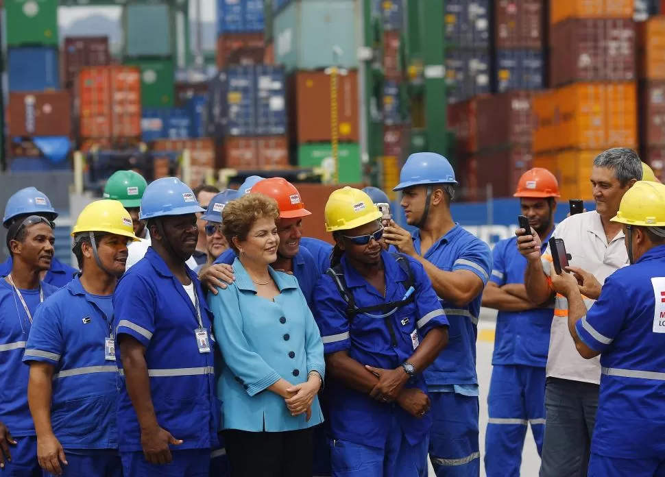 NUEVA OBRA. Rousseff se toma fotos con trabajadores de “Puerto del Futuro”, ampliación del puerto de Río. reuters 