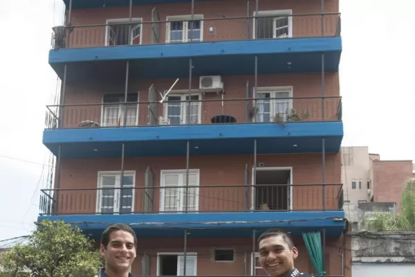 En medio del humo y casi sin respirar, se vieron por primera vez y rescataron a nueve personas