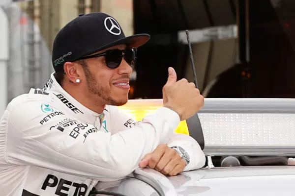 El campeón Lewis Hamilton logró la primera pole del año en Australia