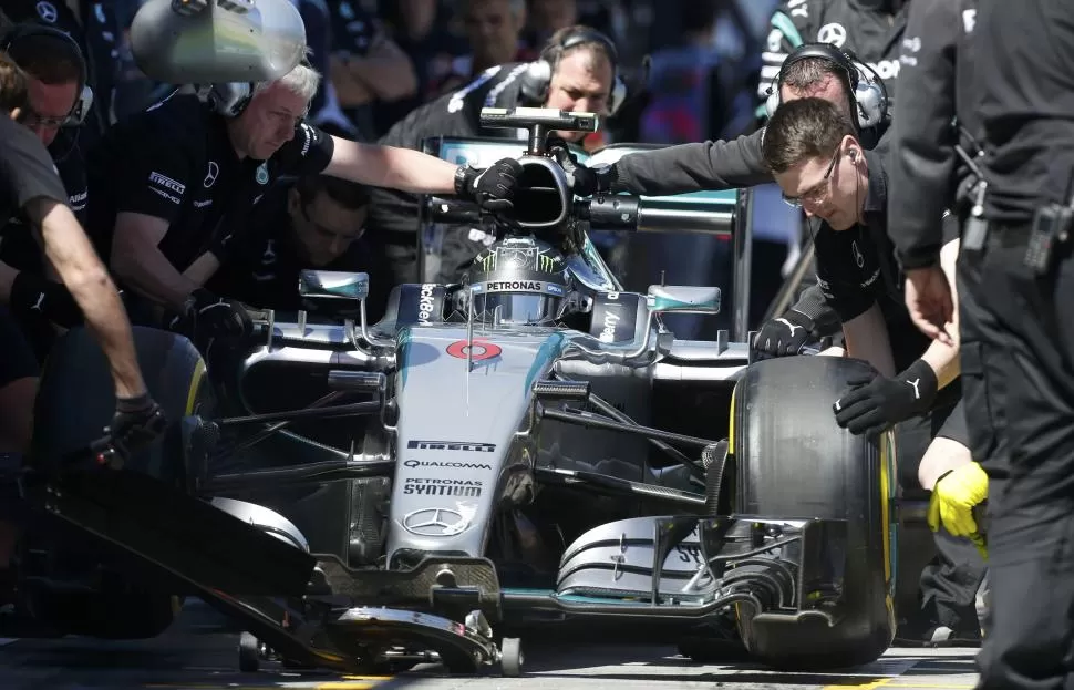 DOMINANTE. Australia, primero Gran Premio del año. El Mercedes de Nico Rosberg es asistido por los auxiliares. El alemán es gran candidado,al igual que Hamilton. reuters