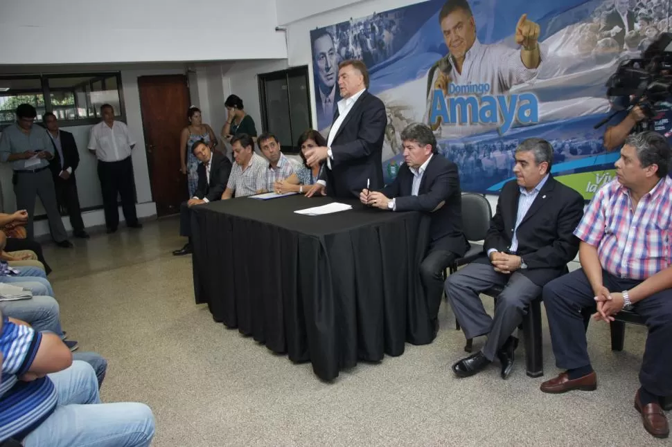 APOYO. Dirigentes sindicales avalaron la candidatura de Amaya para el PE.  prensa municipalidad 
