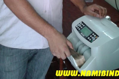 La inflación obliga a pequeños comerciantes  a contar billetes con máquinas automáticas