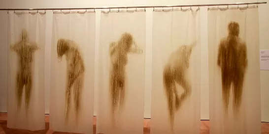 SILUETAS HUMANAS GRABADAS EN TELA. De la serie “Cortinas de baño (1986-1995)”, una obra de Óscar Muñoz, un artista nacido en Popayán. eltiempo.com