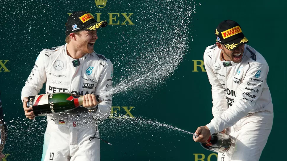 EQUIPO. Rosberg y Hamilton celebran el 1-2 conseguido en el inicio de la temporada 2015 de la F-1. REUTERS