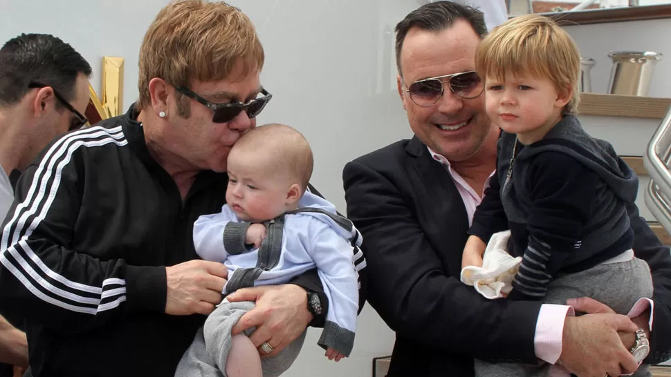 FAMILIA. Elton John y David Furmish, con sus hijos. FOTO ARCHIVO