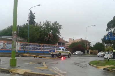 Una camioneta chocó contra un semáforo y lo derribó