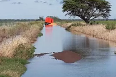 Santiagueños construyen terraplenes para enfrentar la crecida del río Salado