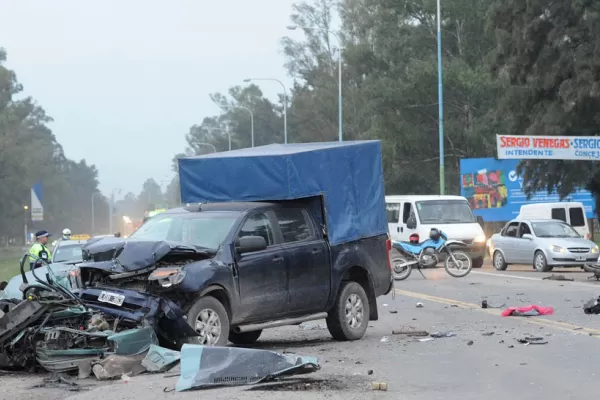 Hay tres muertos, tras el choque de un auto contra una moto y una camioneta