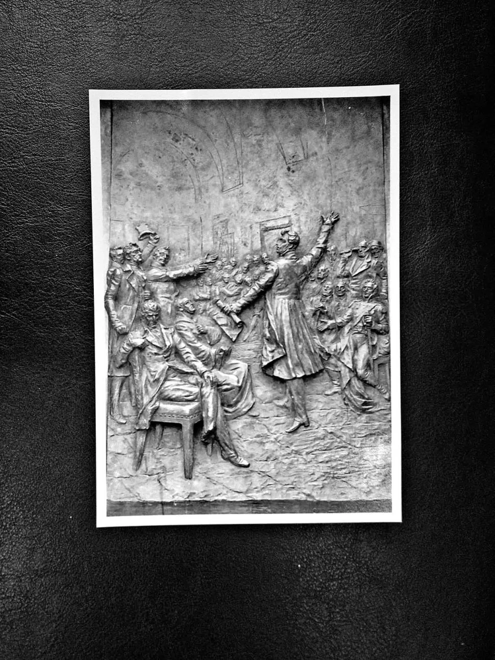 JUAN JOSÉ CASTELLI. De pie, en el Cabildo del 22 mayo, aparece el fogoso abogado, en un relieve de Eberlein.  la gaceta / archivo