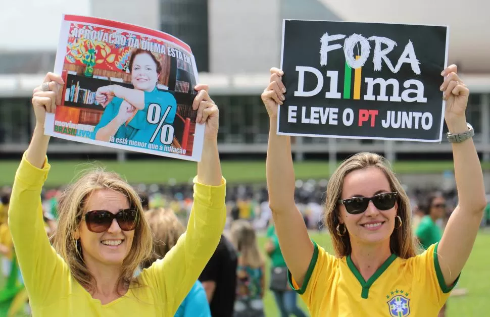 EN BRASILIA. Frente al Congreso brasileño, piden que Rousseff “se vaya”.