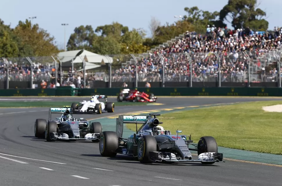IMPARABLES. Los Mercedes, al comando del británico Lewis Hamilton y del alemán Nico Rosberg, resultaron inalcanzables para el resto de los competidores en el circuito de Albert Park, en Melbourne.   Prensa Mercedes-Benz 