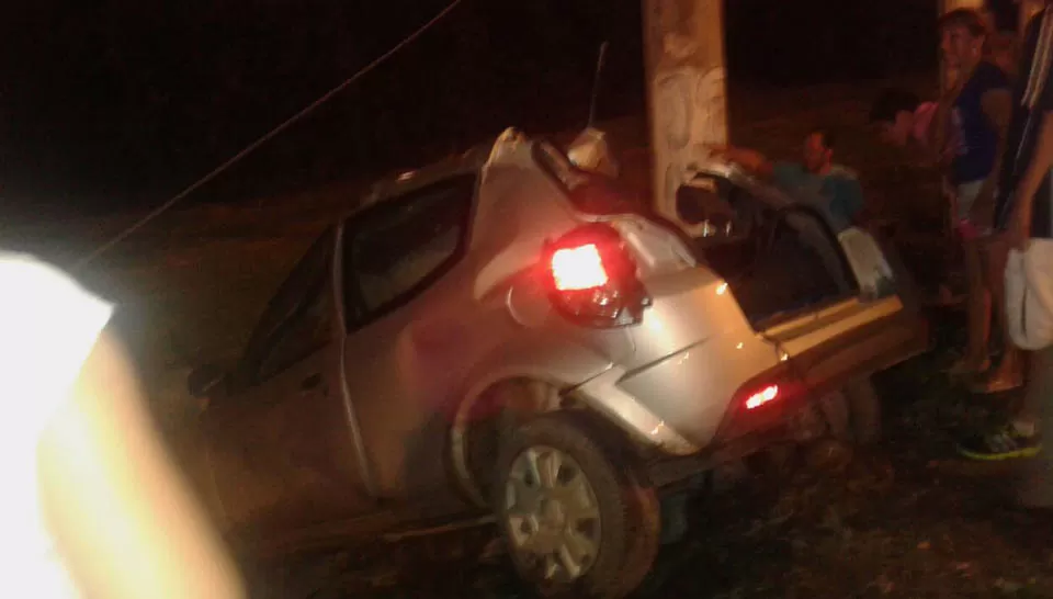 EN SAN PABLO. Un Ford Ka chocó contra un poste y murió un joven. foto enviada al whatsapp de la gaceta