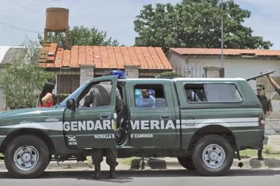 Allanan 10 casas de Frías, en un megaoperativo antidrogas