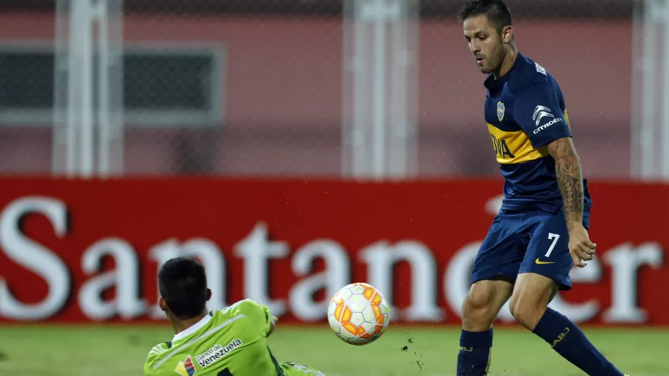 ADENTRO. Martínez anota el primer gol de Boca y le abre el camino a la goleada xeneize en Venezuela, ante el débil Zamora. REUTERS