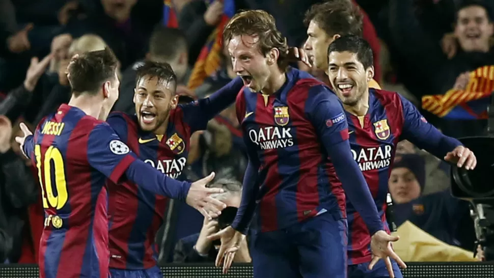 FESTEJO SUDAMERICANO. El rosarino Messi, el brasileño Neymar y el uruguayo Luis Suárez celebran junto a Ratikic, autor del gol de Barcelona sobre Manchester. REUTERS
