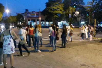 Alumnos del IES Marchetti realizaron un corte en Marcos Paz y Mitre