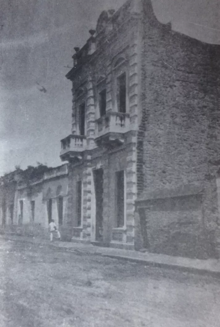 PRIMER EDIFICIO PROPIO. El primer local de la Sociedad Sarmiento, en Las Piedras 576, en cuya construcción tuvo parte destacada el doctor Catalán. La foto es de 1901. la gaceta / archivo