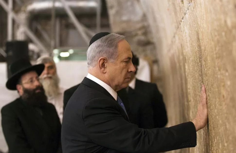 ORACIÓN. Netanyahu reza ante el Muro de los Lamentos, tras el triunfo. Reuters
