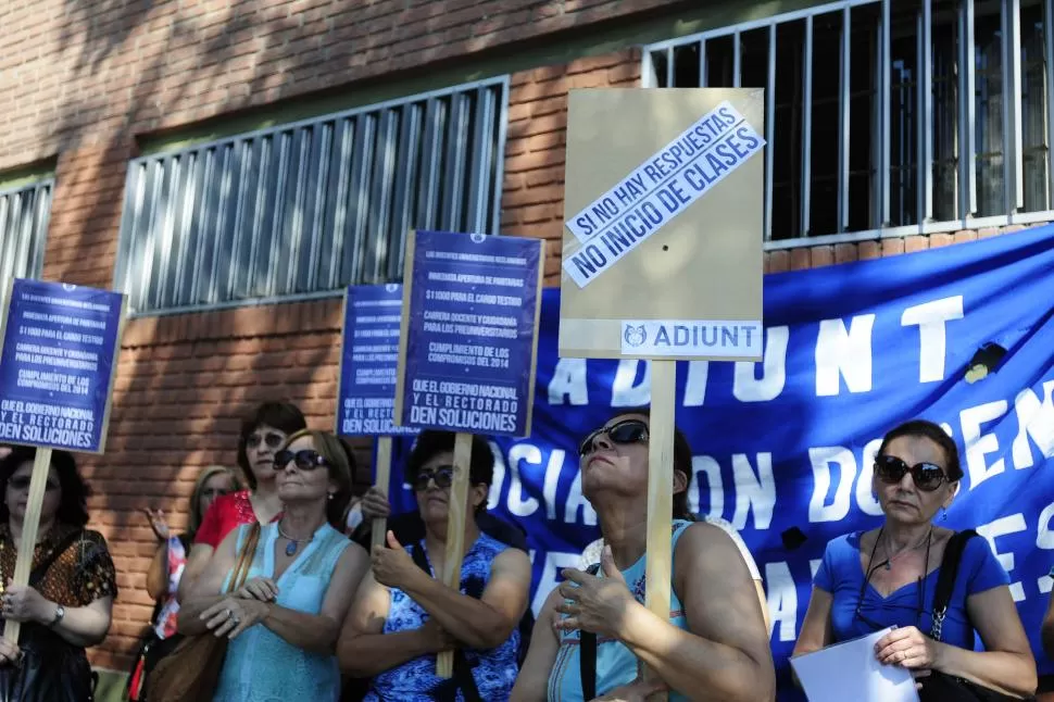 PROTESTA. Dirigentes de Adiunt se manifestaron ayer frente a la Facultad de Naturales, y cuestionaron el estado de ese edificio. la gaceta / foto de analia jaramillo 