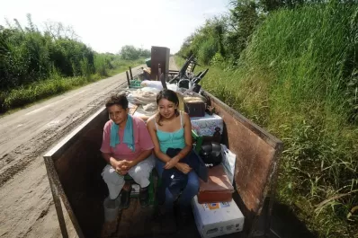 Hartos de vivir anegados, parten en busca de tierra firme