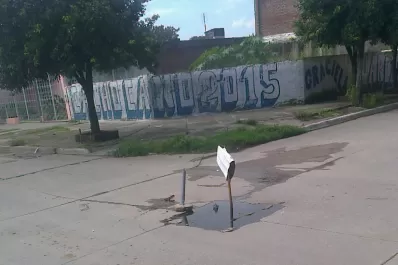 Los vecinos señalizaron la pérdida cloacal para evitar accidentes