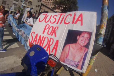 Víctimas de casos impunes protestaron frente a los Tribunales