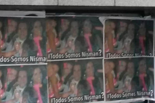 El centro porteño amaneció con afiches de las fotos de Nisman con mujeres