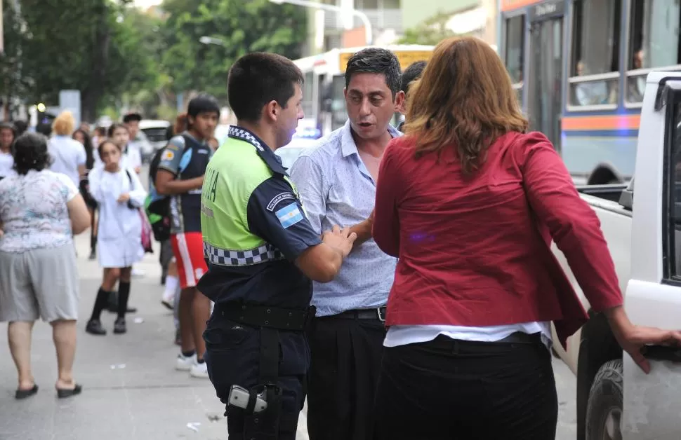 EL VIERNES. Emiliano Vargas Aignasse dialoga con un policía, tras el choque. la gaceta / foto de hector peralta