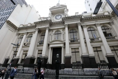 El Central contuvo una suba del dólar con más intervención