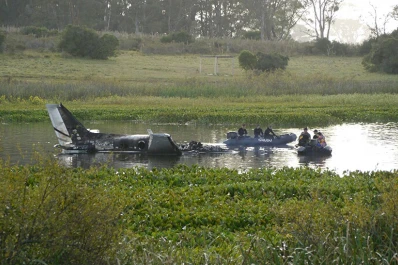 Los pilotos del avión habrían muerto ahogados y los pasajeros, calcinados