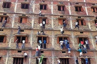 Ponen en riesgo sus vidas para ayudar a copiar a sus hijos